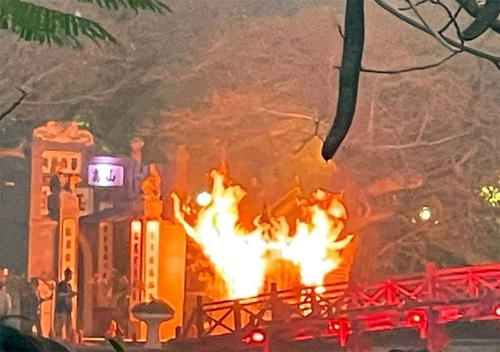 Hà Nội: Dập tắt đám cháy ở đền Ngọc Sơn